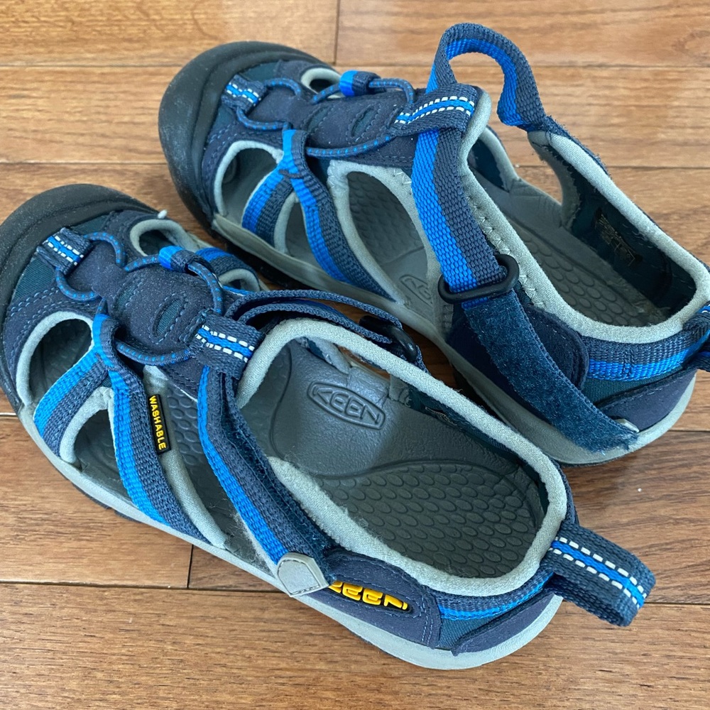 Keen little kid size 1